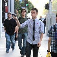 Joseph Gordon-Levitt films the paparazzi walking on Sunset Boulevard | Picture 83704